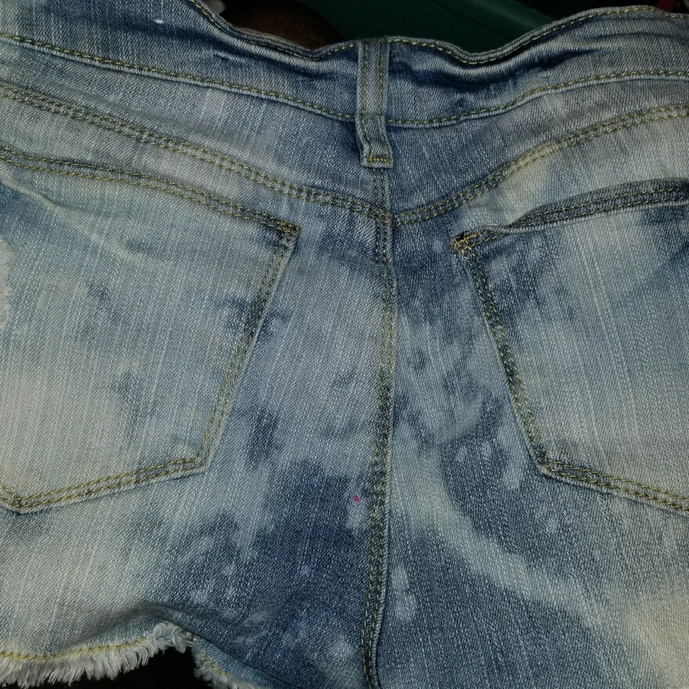 Super cute light washed jean shorts